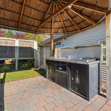 Tasman Holiday Parks - Te Anau Exterior foto Outdoor kitchen