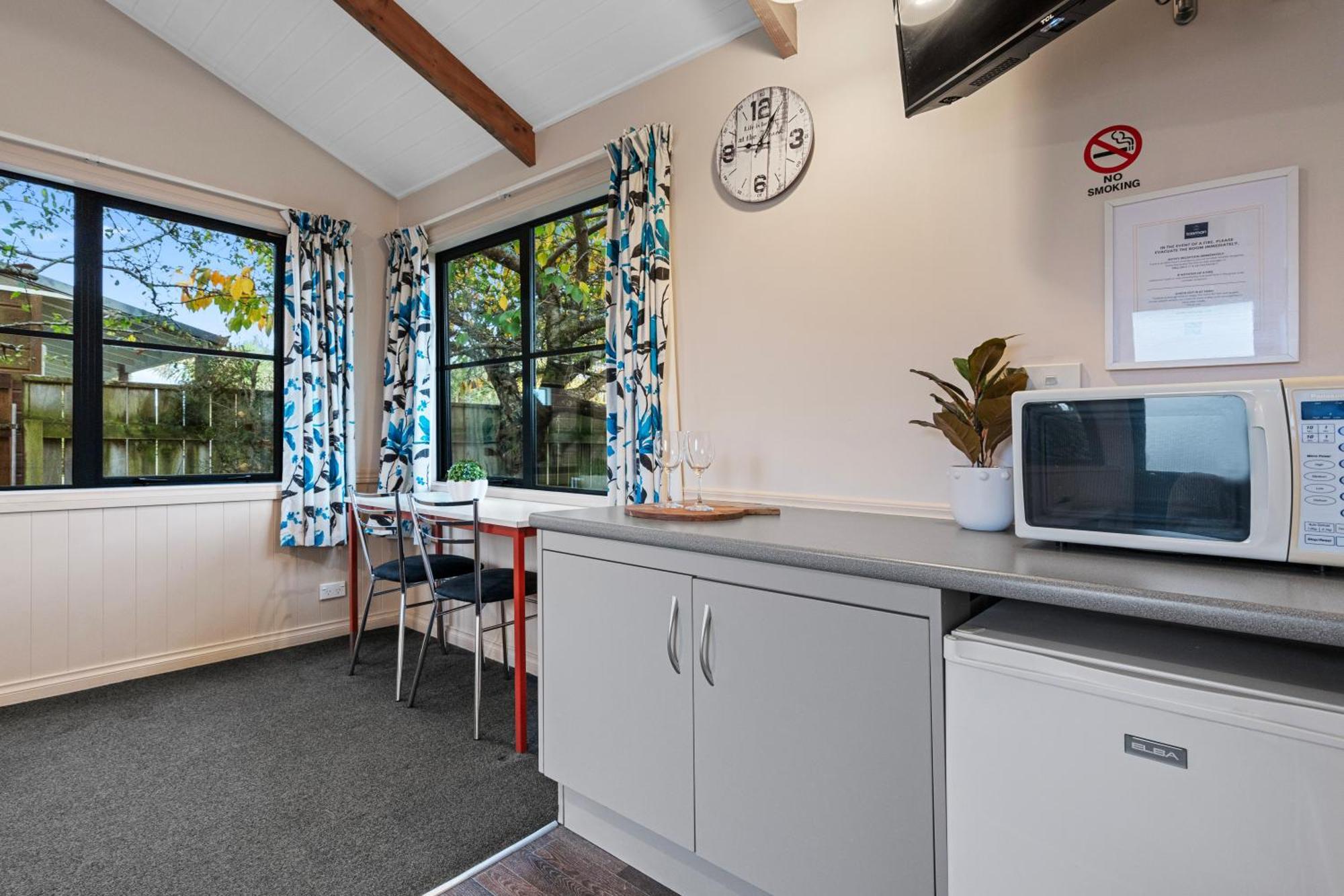 Tasman Holiday Parks - Te Anau Exterior foto The kitchen at the hostel