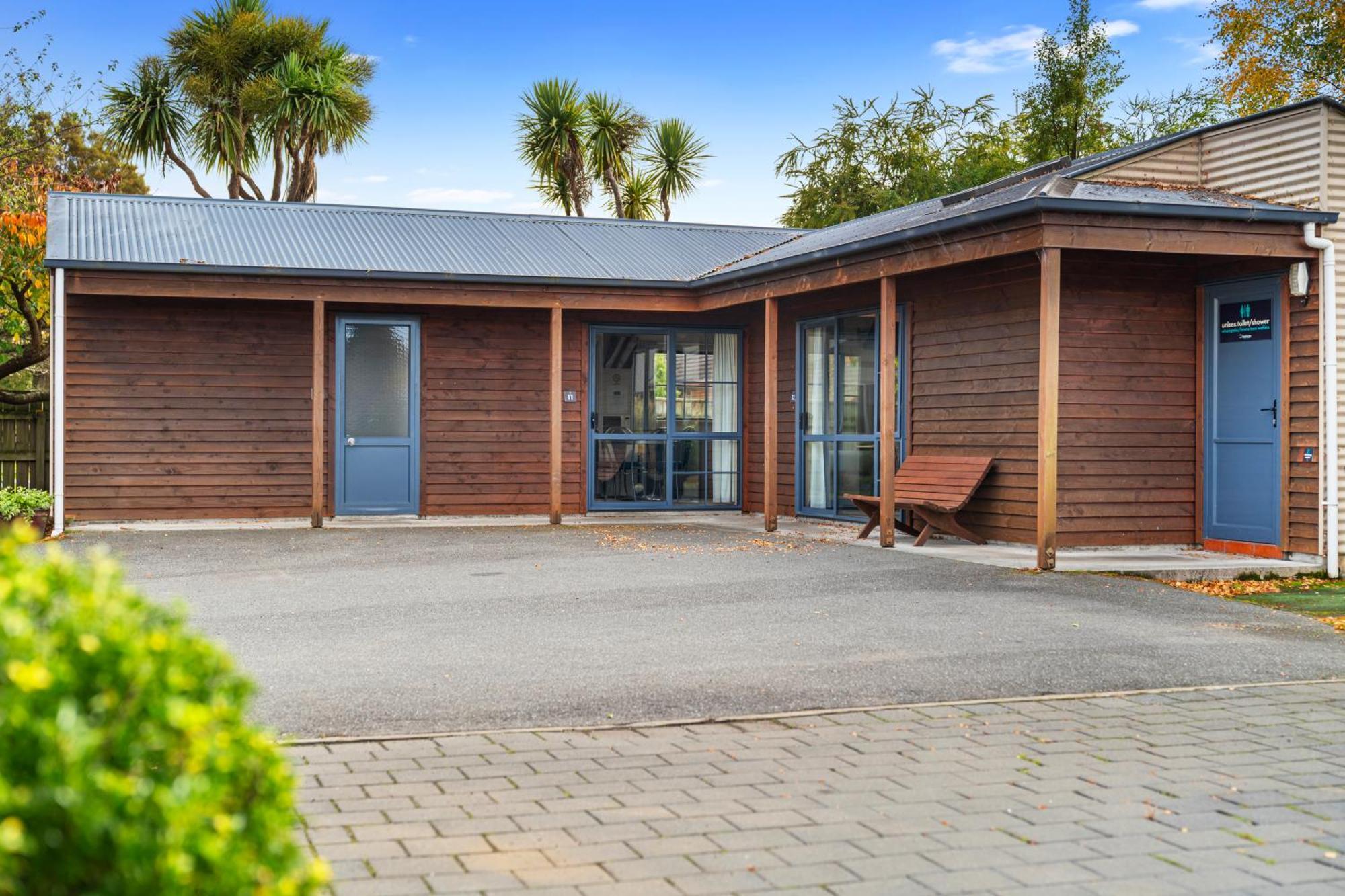 Tasman Holiday Parks - Te Anau Exterior foto The entrance to the school's library