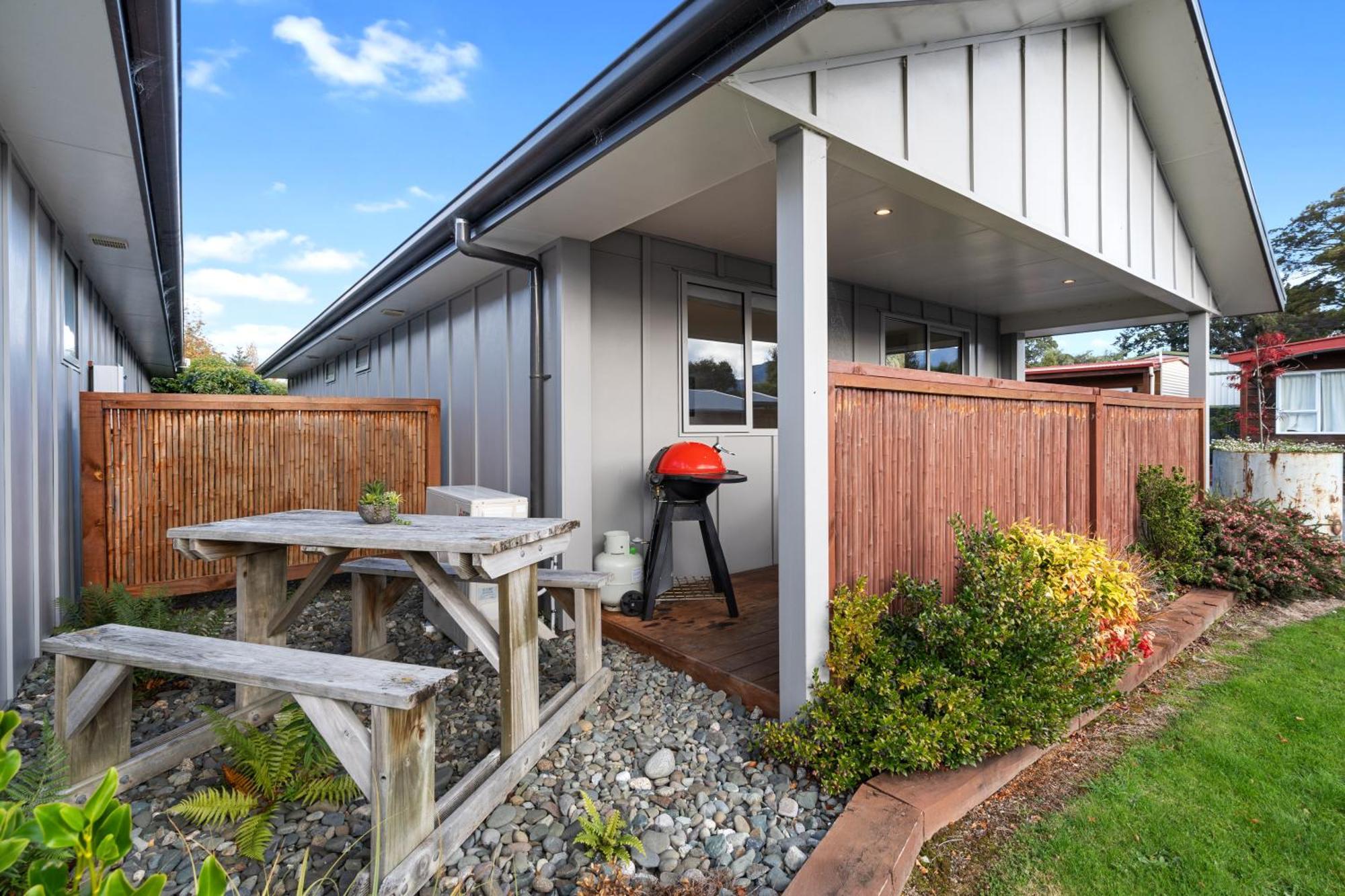 Tasman Holiday Parks - Te Anau Exterior foto A typical Kiwibuild home in Hamilton