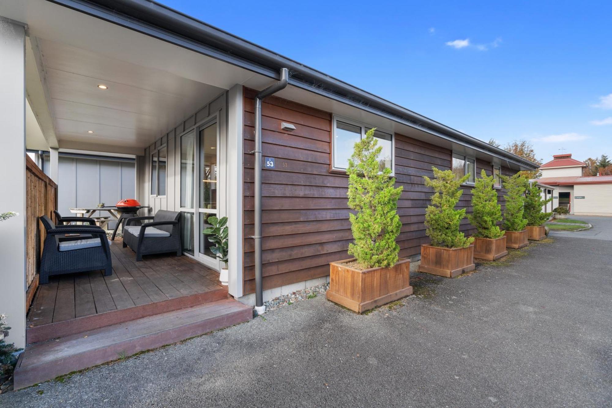 Tasman Holiday Parks - Te Anau Exterior foto A typical villa at the park