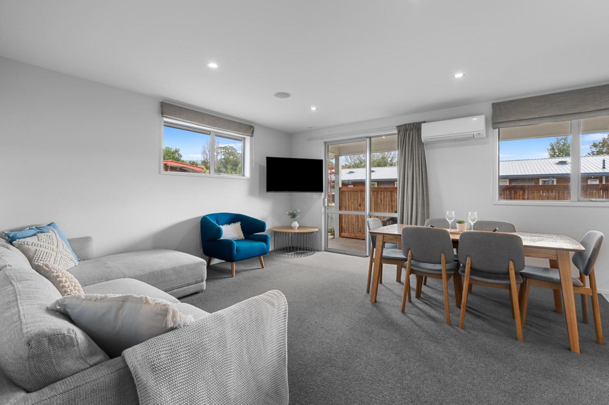 Tasman Holiday Parks - Te Anau Exterior foto A staged living room