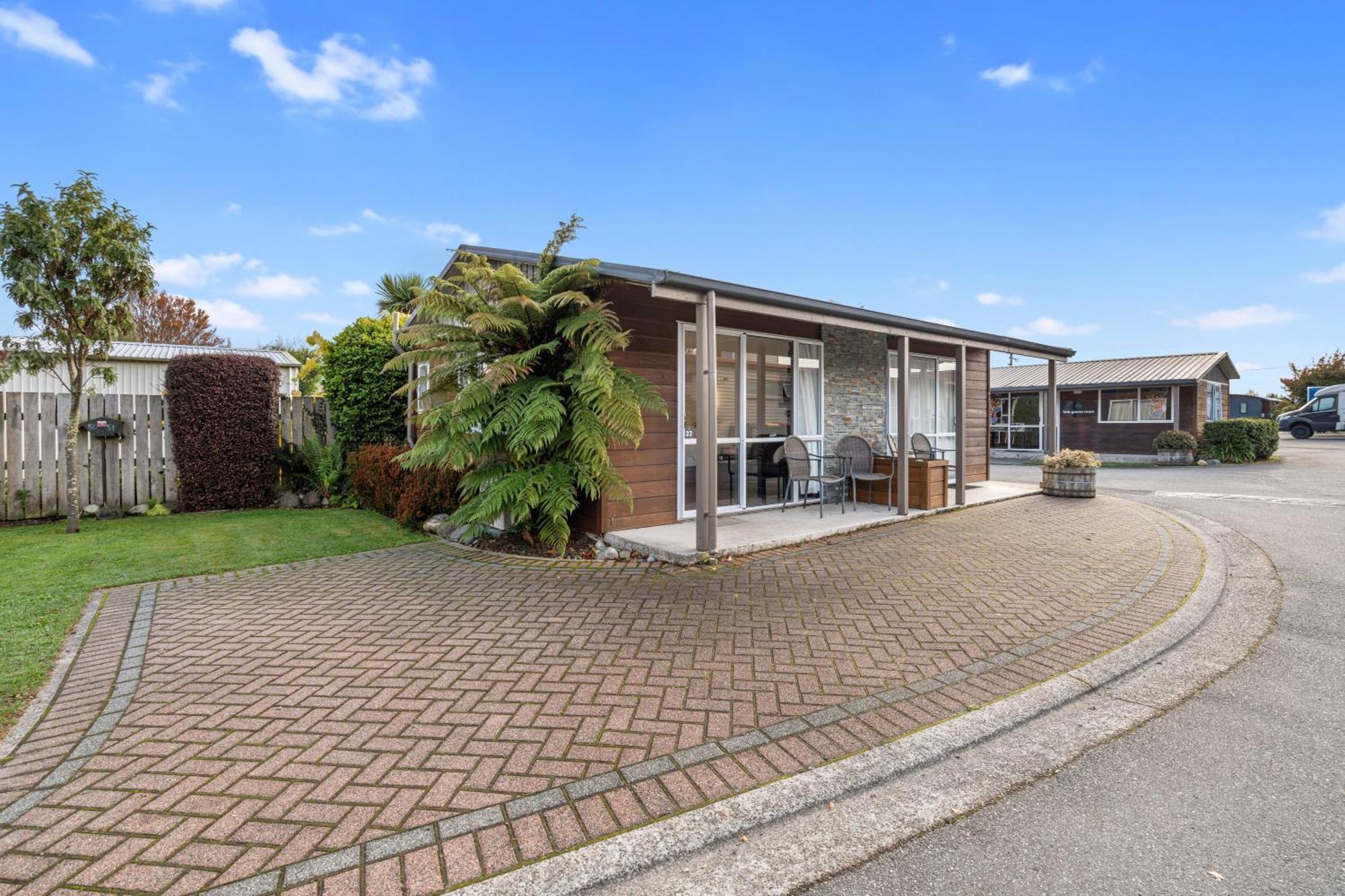 Tasman Holiday Parks - Te Anau Exterior foto A typical bach in the Bay of Plenty