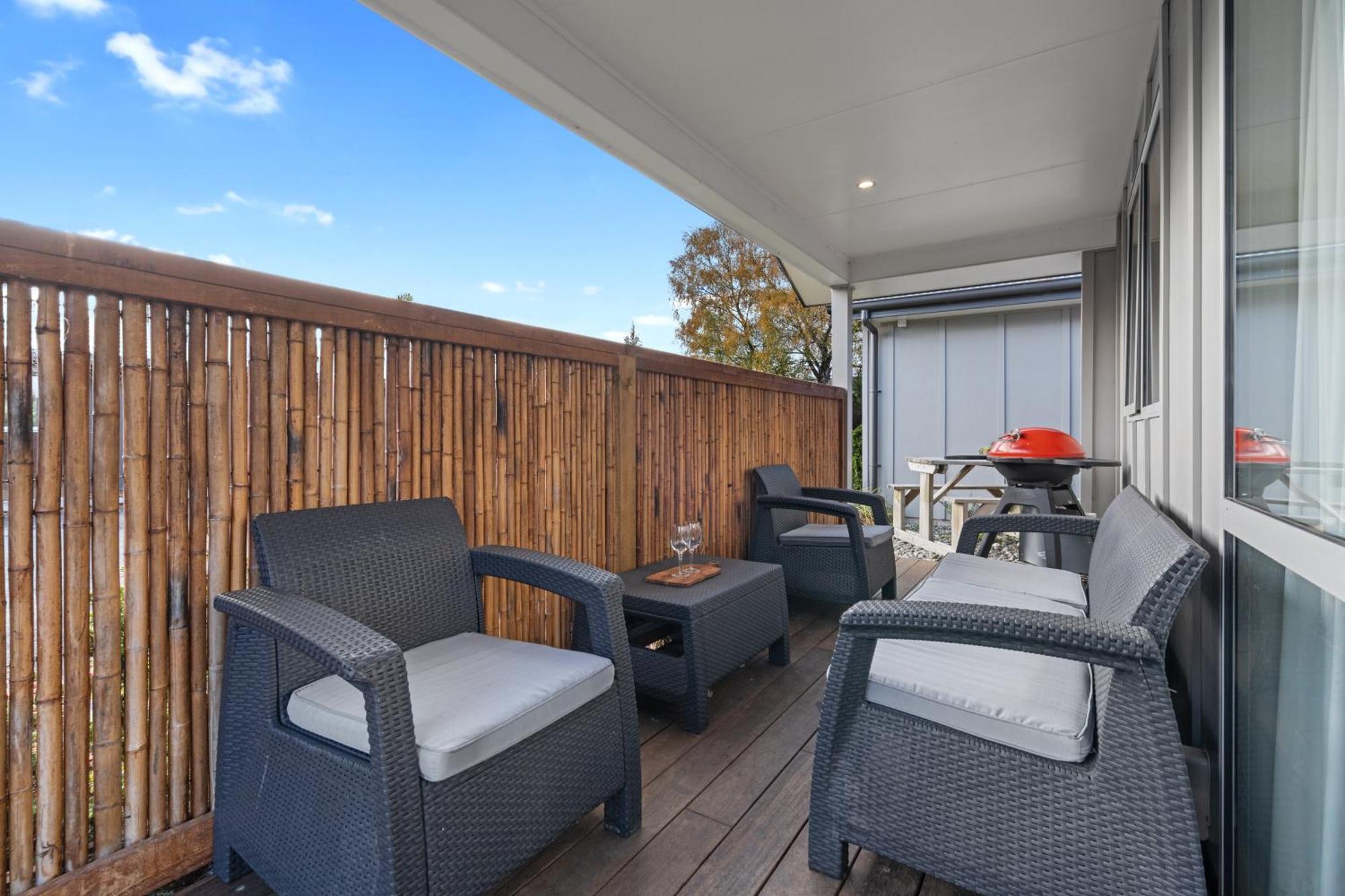 Tasman Holiday Parks - Te Anau Exterior foto A balcony