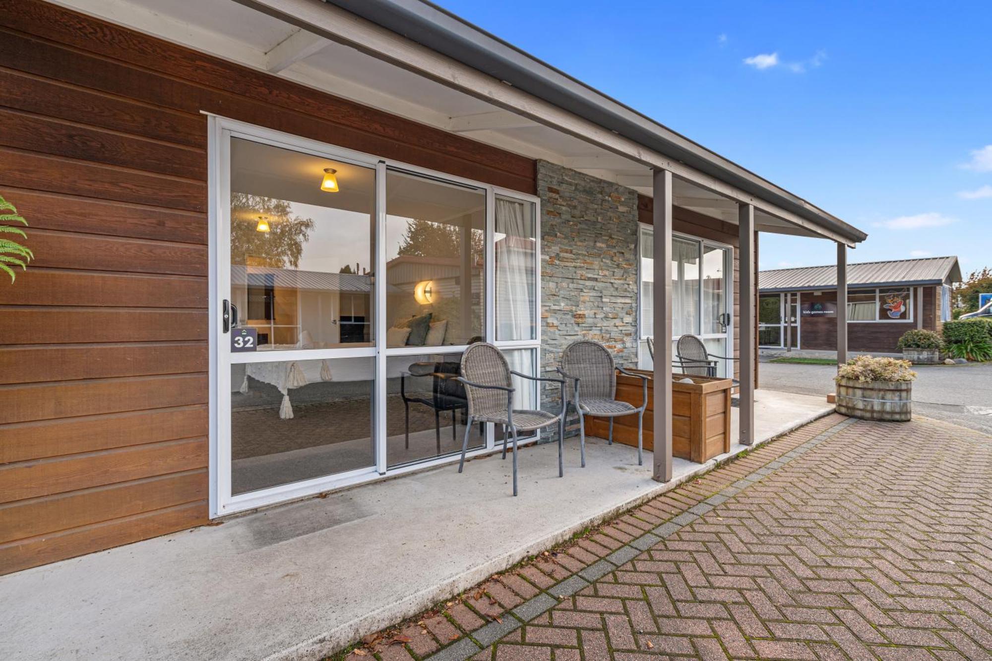 Tasman Holiday Parks - Te Anau Exterior foto A typical motel room