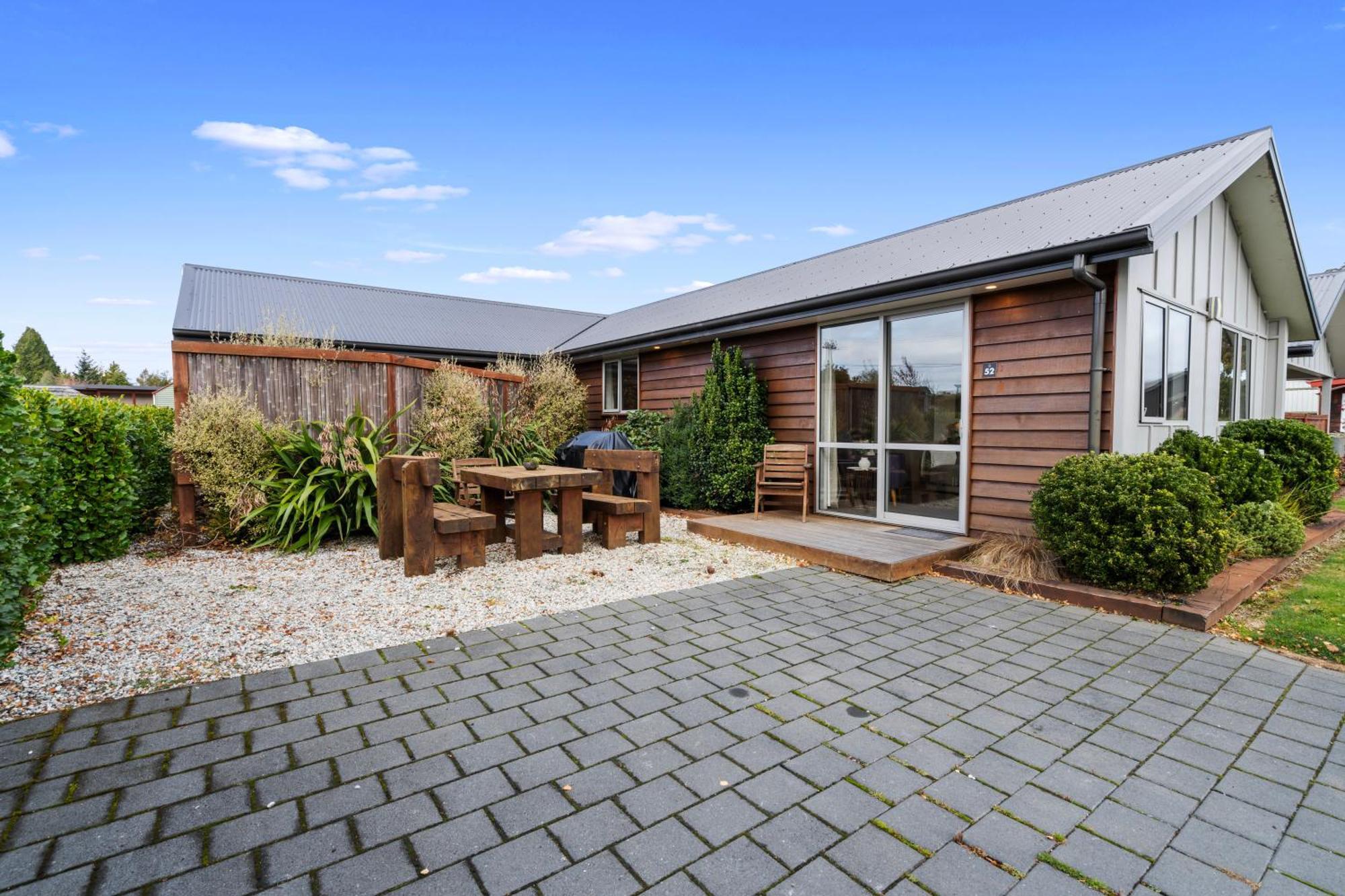 Tasman Holiday Parks - Te Anau Exterior foto A typical villa in the suburb of Flat Bush