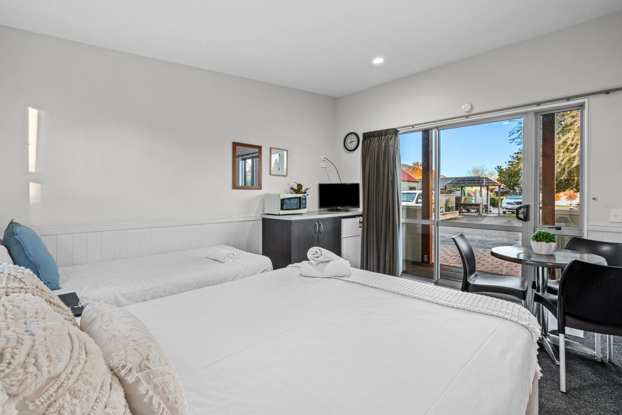 Tasman Holiday Parks - Te Anau Exterior foto A typical studio room at a motel