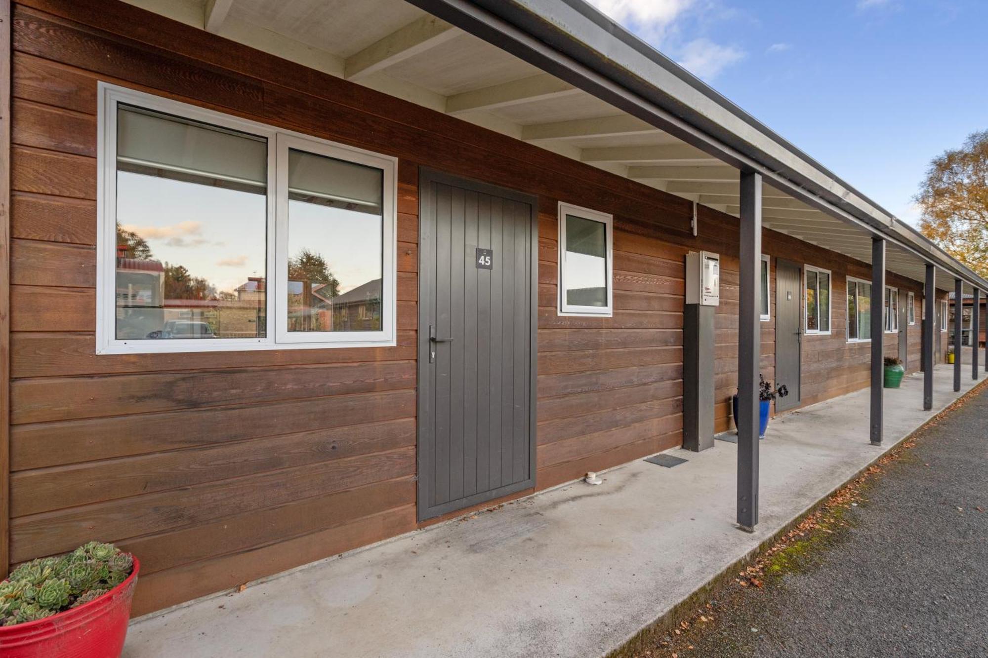 Tasman Holiday Parks - Te Anau Exterior foto The exterior of the hostel