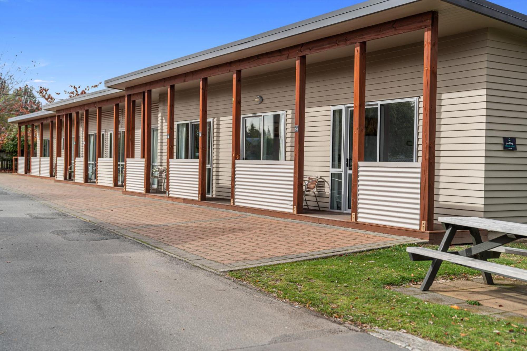 Tasman Holiday Parks - Te Anau Exterior foto The motel at the station