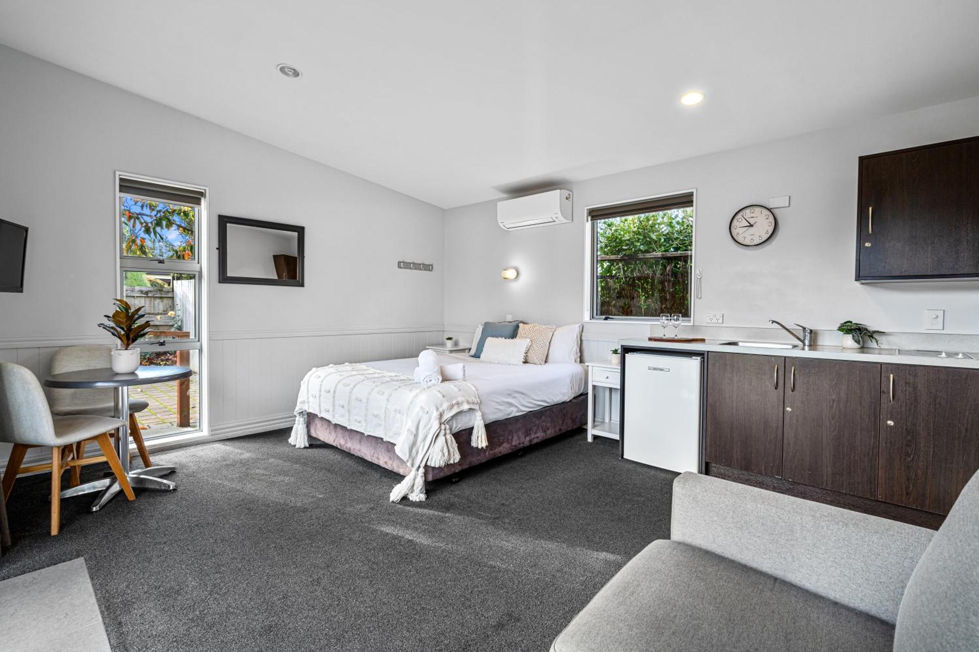 Tasman Holiday Parks - Te Anau Exterior foto A studio apartment in Australia