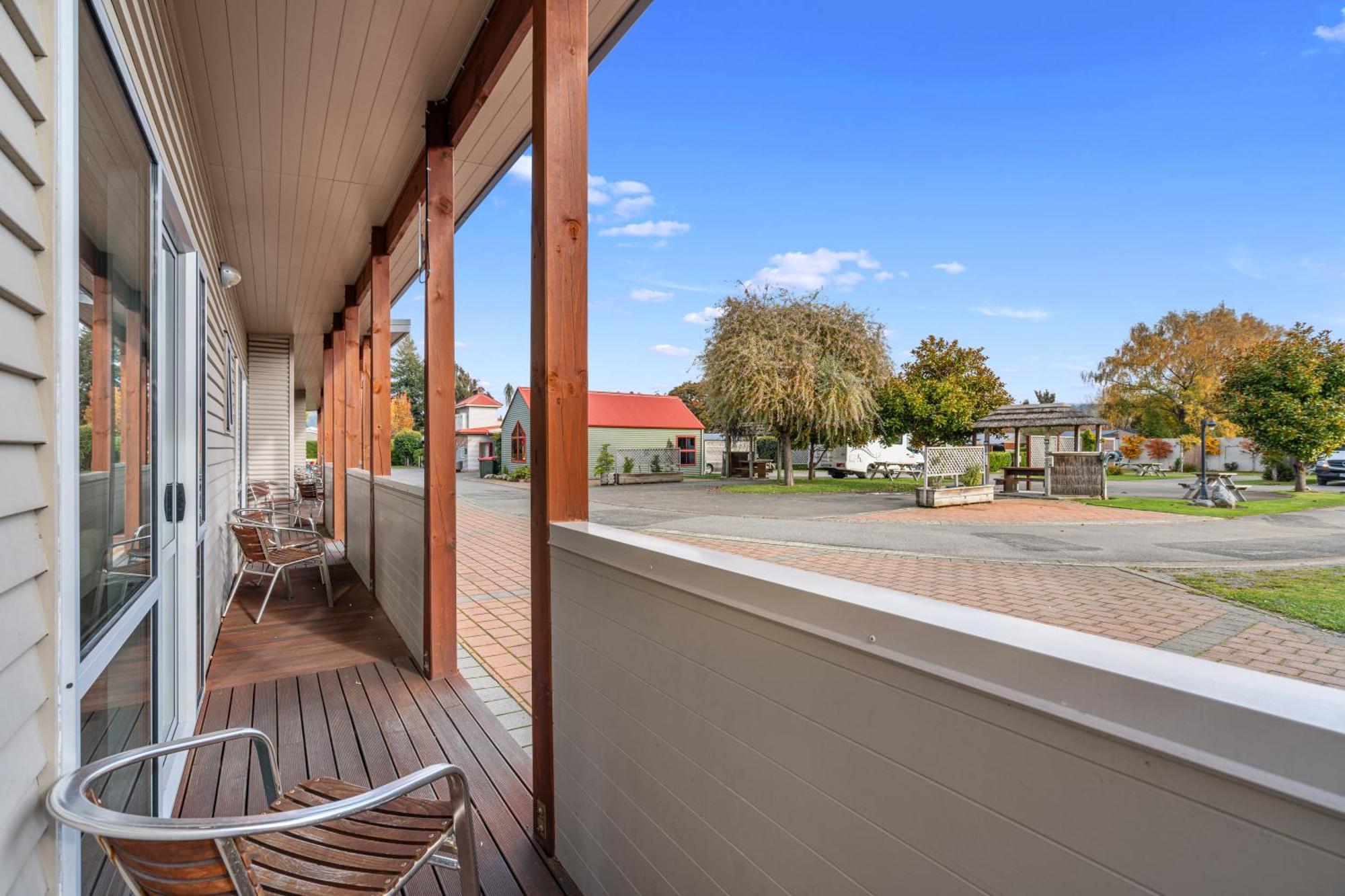 Tasman Holiday Parks - Te Anau Exterior foto The deck of a one-bedroom apartment at the hotel