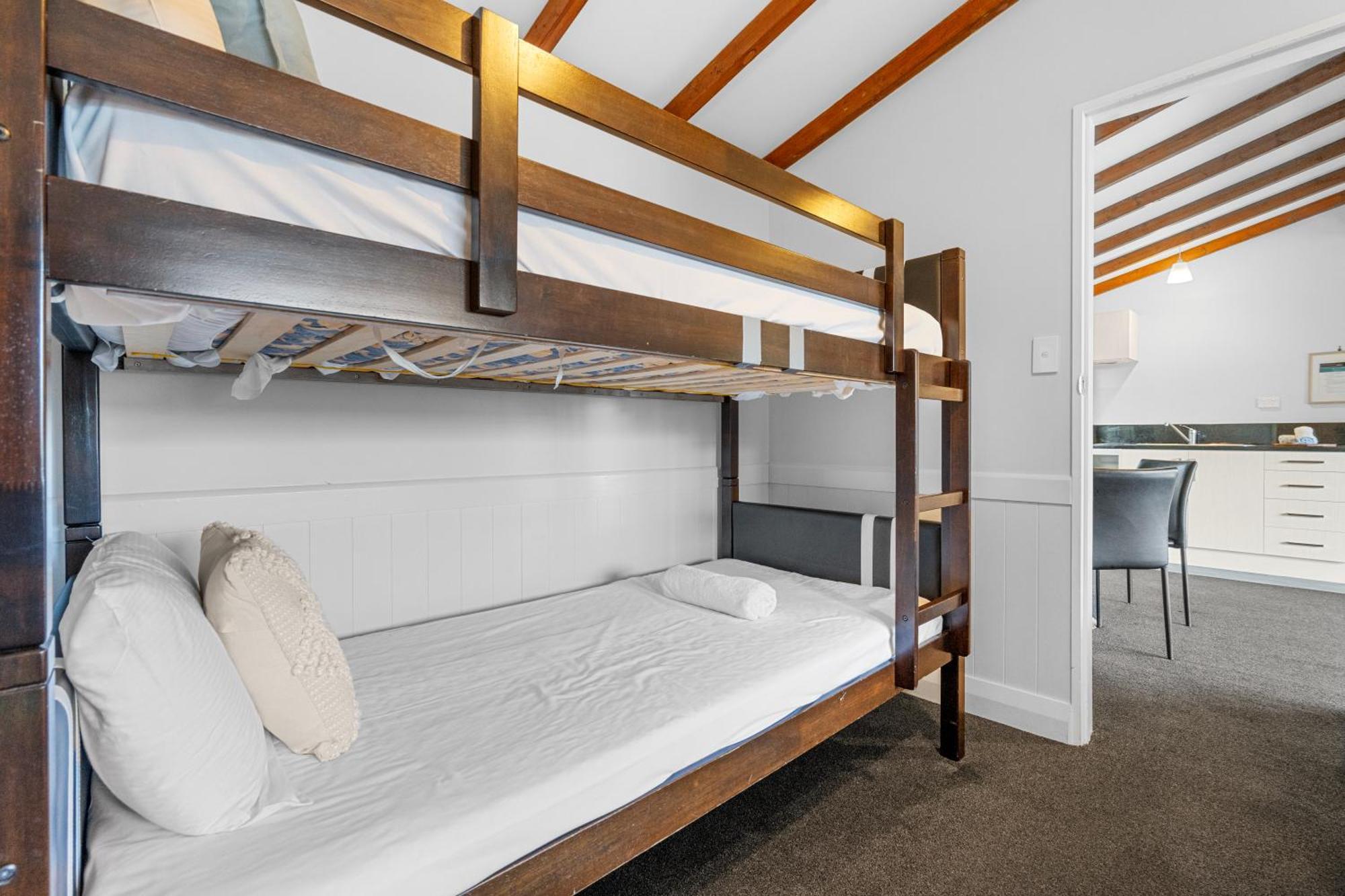 Tasman Holiday Parks - Te Anau Exterior foto Bunk beds in a motel