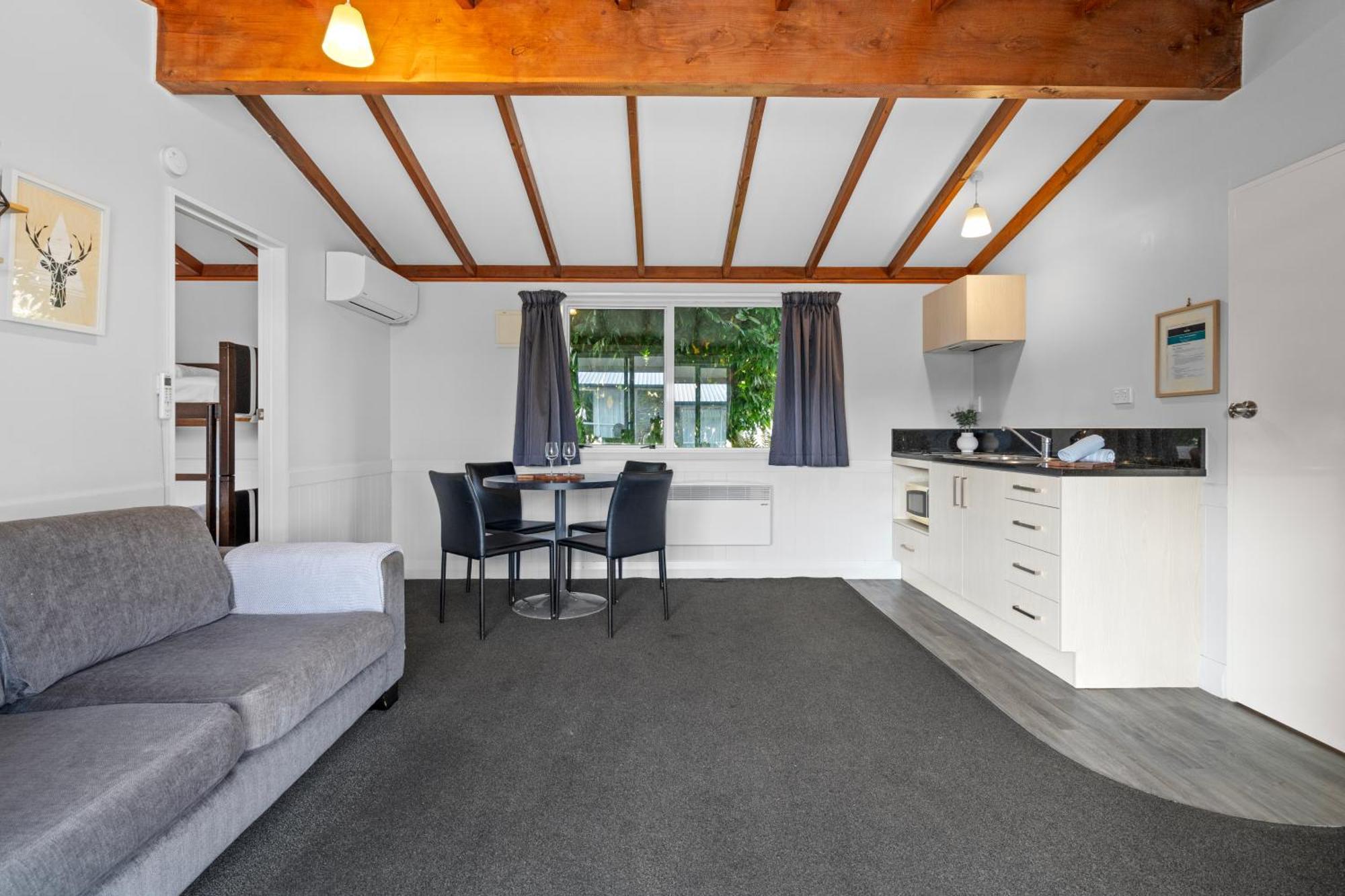 Tasman Holiday Parks - Te Anau Exterior foto A typical studio apartment