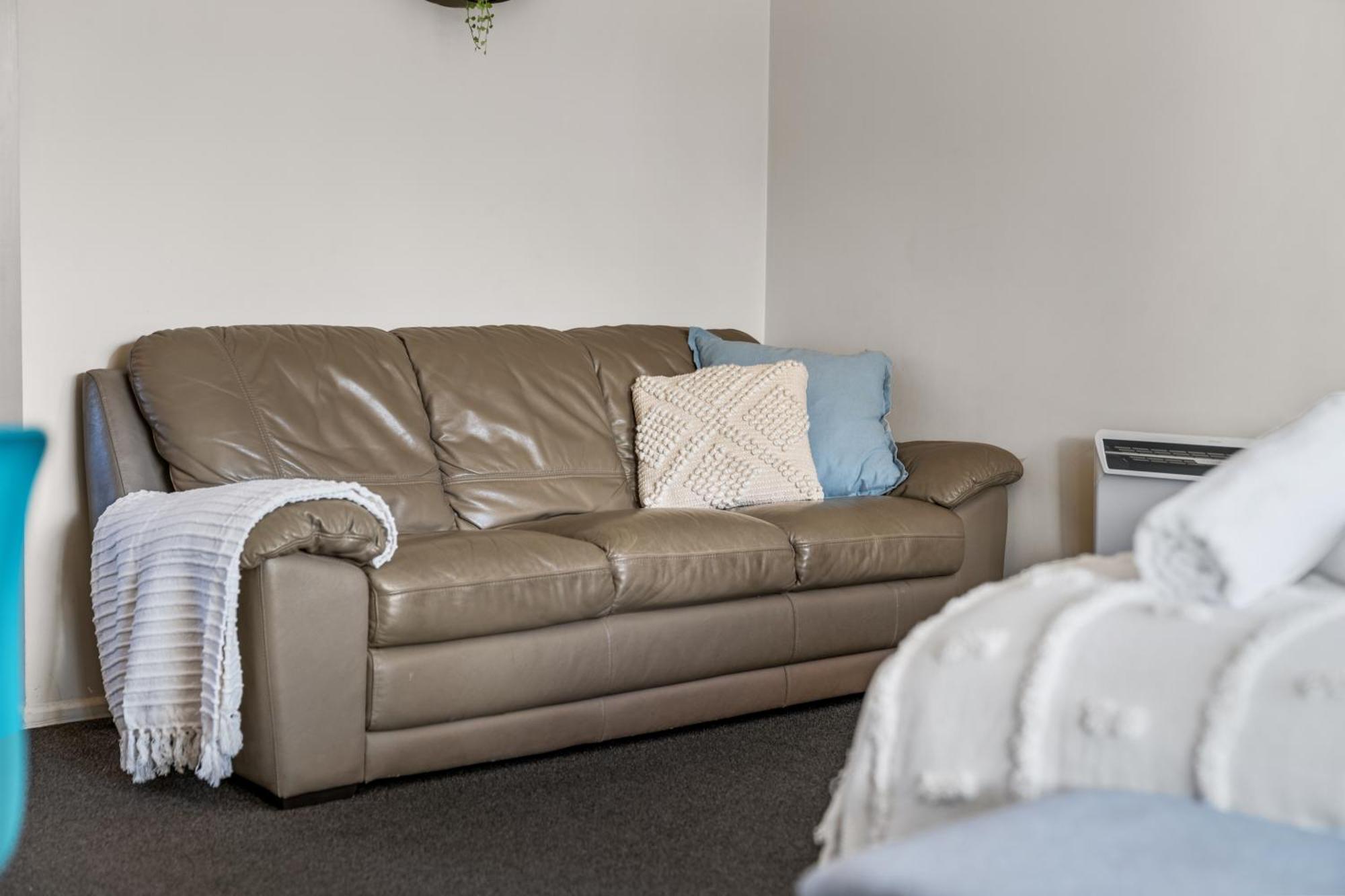 Tasman Holiday Parks - Te Anau Exterior foto A leather sofa