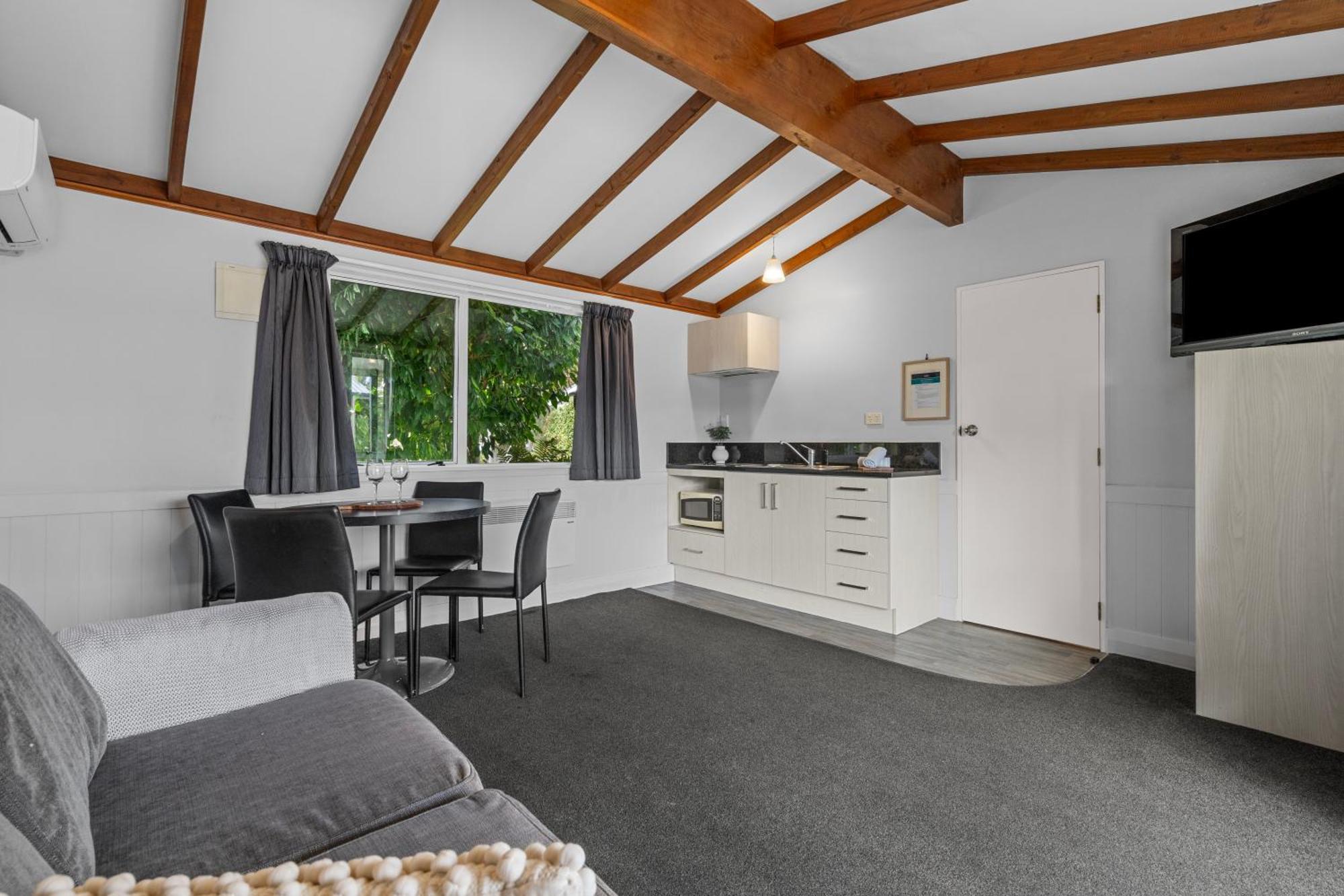 Tasman Holiday Parks - Te Anau Exterior foto A typical studio apartment