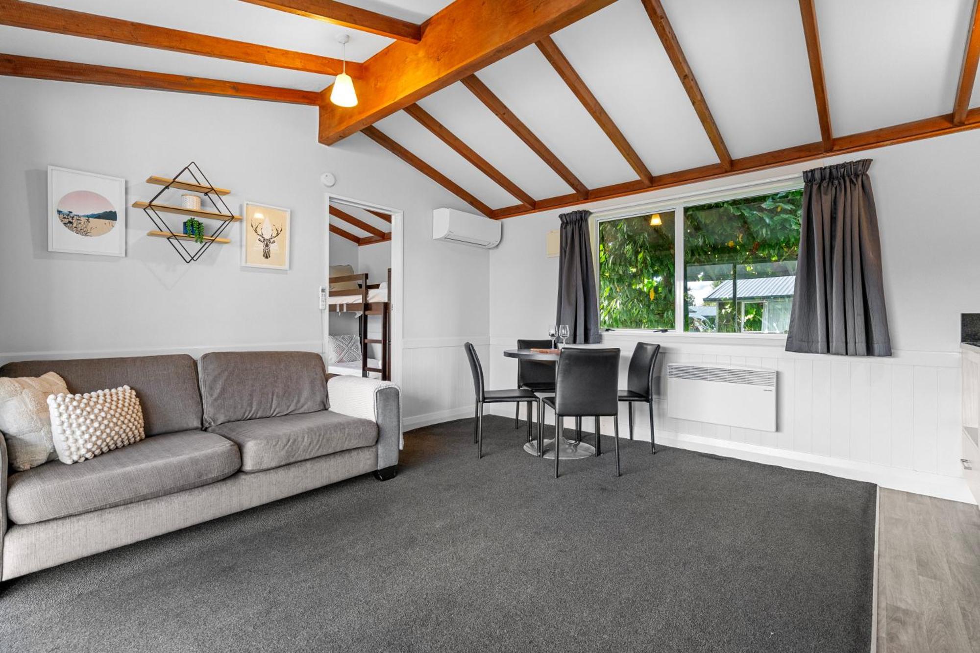 Tasman Holiday Parks - Te Anau Exterior foto A typical one-bedroom apartment