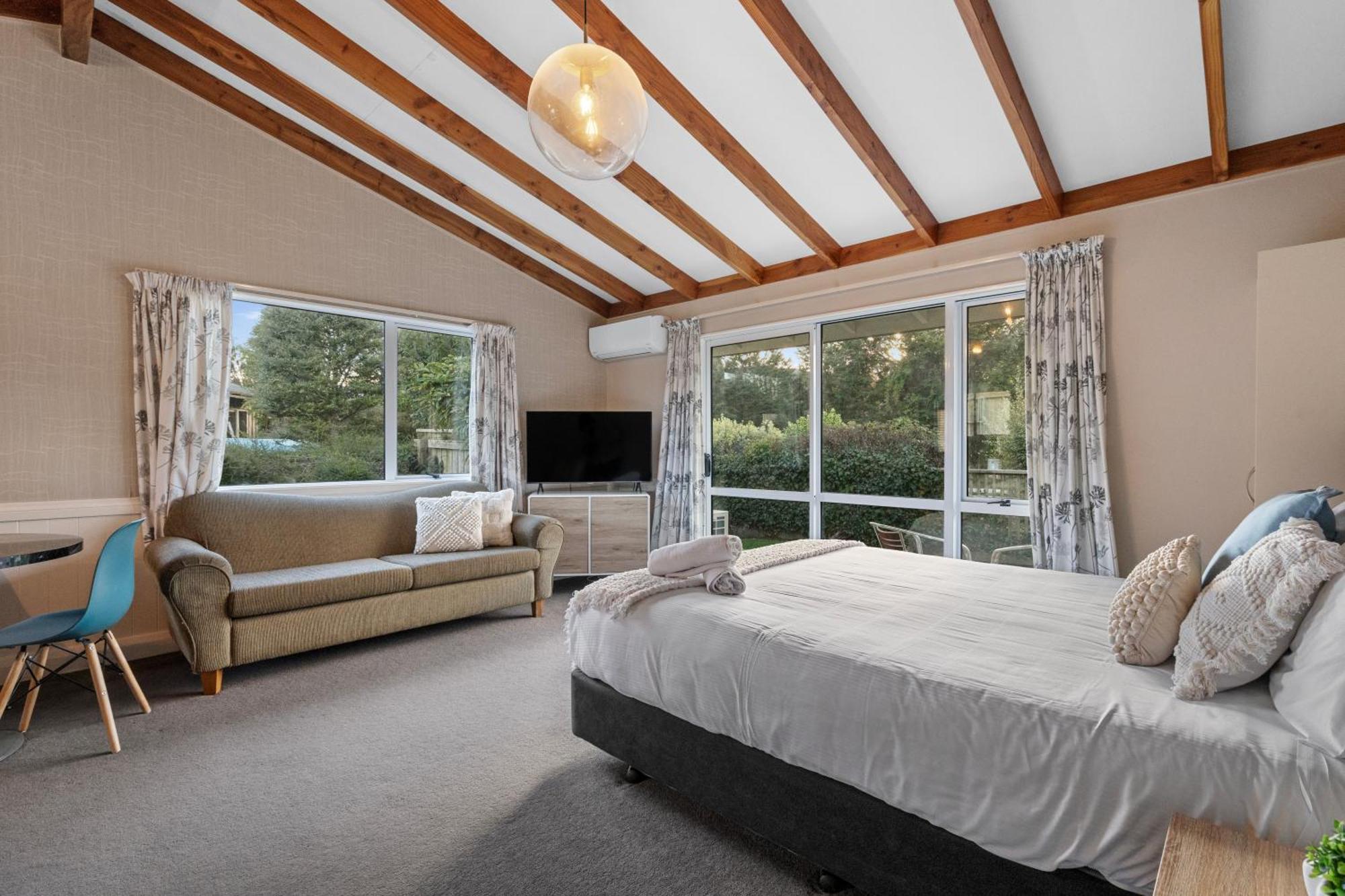 Tasman Holiday Parks - Te Anau Exterior foto A bedroom in a house