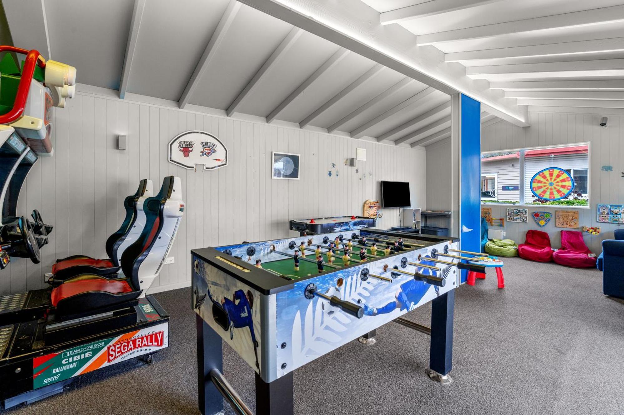 Tasman Holiday Parks - Te Anau Exterior foto The games room