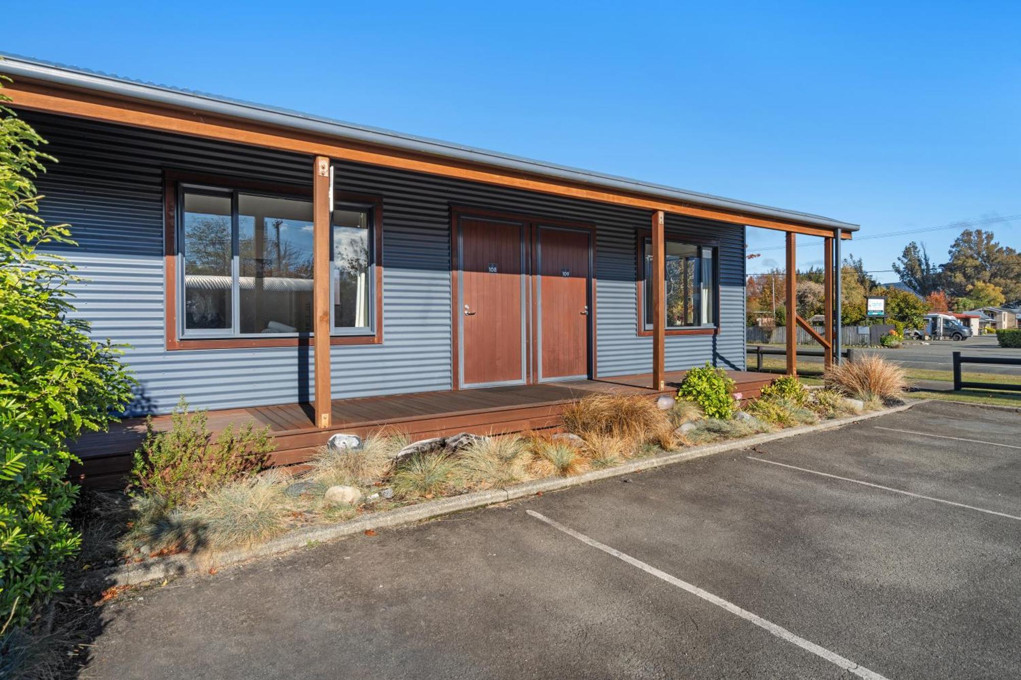 Tasman Holiday Parks - Te Anau Exterior foto The former school hall, now the school library